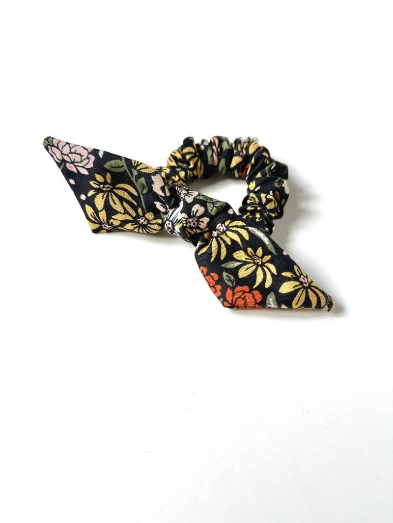 Herbst Wildblumen Zierlich Knot Scrunchie | Knoten Haargummi Mit Schleife von BardotBowGallery