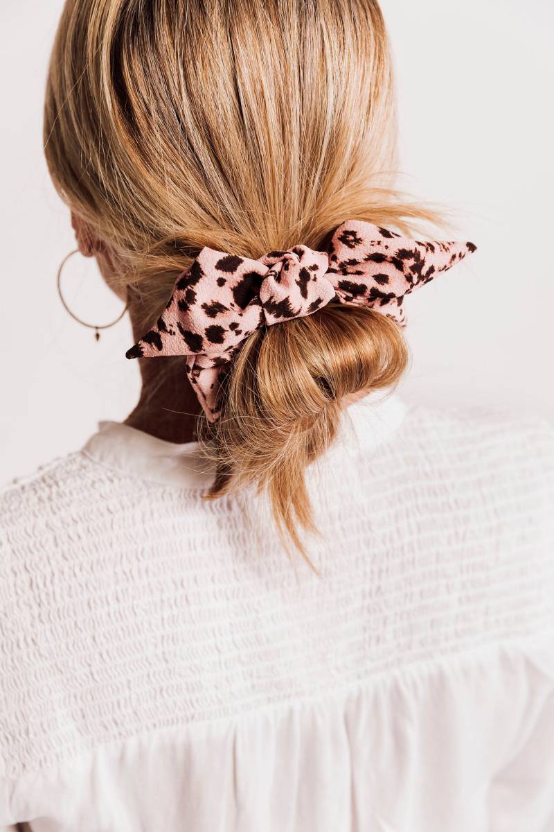 Lila Leopard Knoten Scrunchie | Crepe Serie von BardotBowGallery