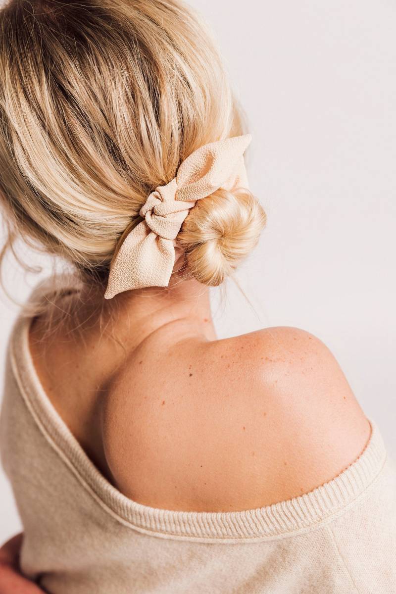 Zierliches Crepe Serie Knot Scrunchie | Schleife Mehrere Farben Geschenk Für Sie von BardotBowGallery