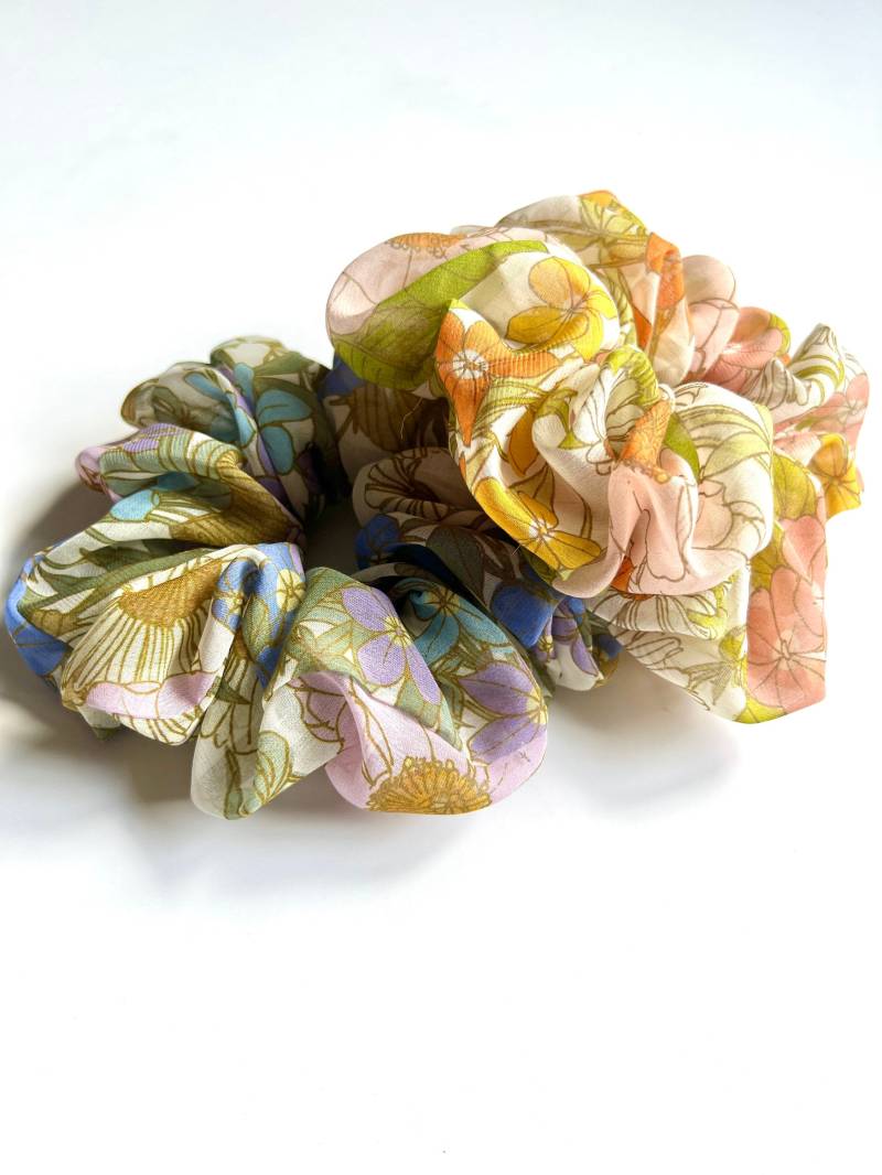 Retro Blooms Flauschiges Scrunchie | Handgefertigt in Den Usa Seiden Chiffon von BardotBowGallery