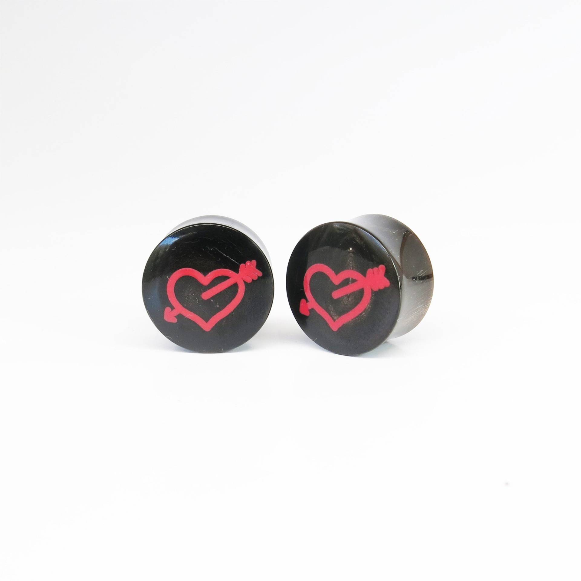 Büffelhorn Vintage Amor Herz Grafisch Plugs I Bild Ohrstecker Double Flare Plug Horn Logo von BareBonesOrganics