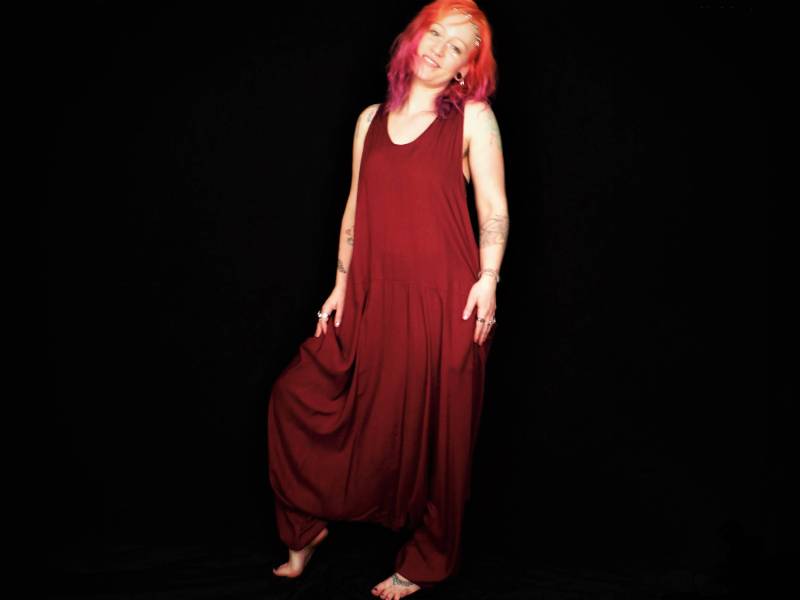 Boho Harem Latzhose Ruby Red Festival Romper Unisex Onesie Herren Damen Playsuit Baggy Overall von BareCanvasClothing