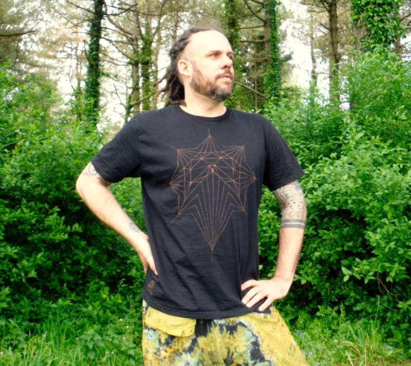 Ethical Geometric Art T-Shirt 100% Bio-Baumwolle Fair Trade Bleichmittelgefärbt Handbemalt Klimaneutral von BareCanvasClothing