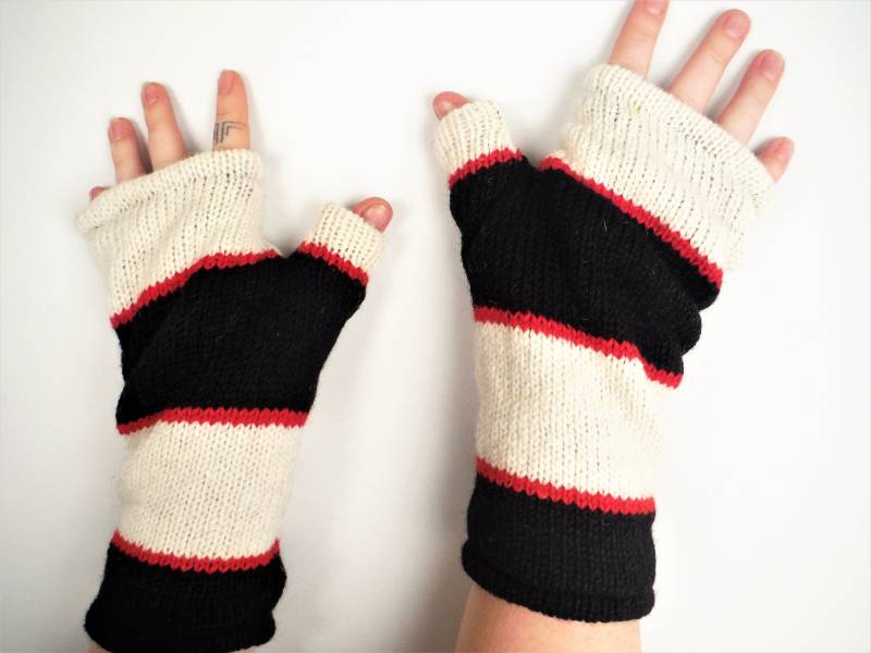 Fleece Gefüttert Gestrickte Wolle Pulswärmer Unisex Mitts Boho Fingerlose Handschuhe Marine Weiß Und Rot Gestreifte Hippie Handwärmer von BareCanvasClothing
