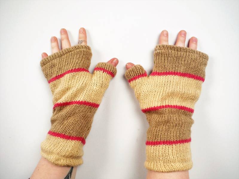 Fleece Gefütterte Gestrickte Wolle Pulswärmer Unisex Mitts Boho Fingerlose Handschuhe Creme Und Rosa Gestreift Hippie Handwärmer von BareCanvasClothing