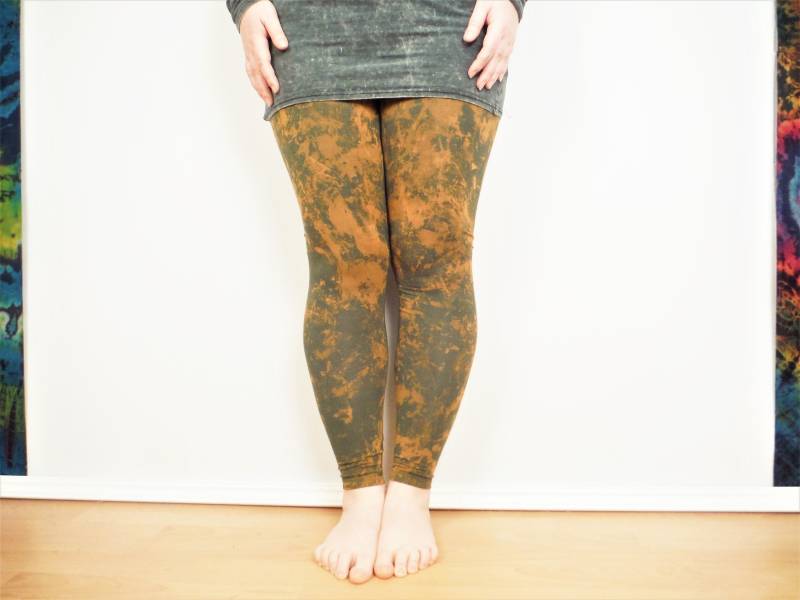 Khaki Grün Yoga Leggings Bleach Dyed By Hand Damen Herren Unisex Bequem Stretch von BareCanvasClothing