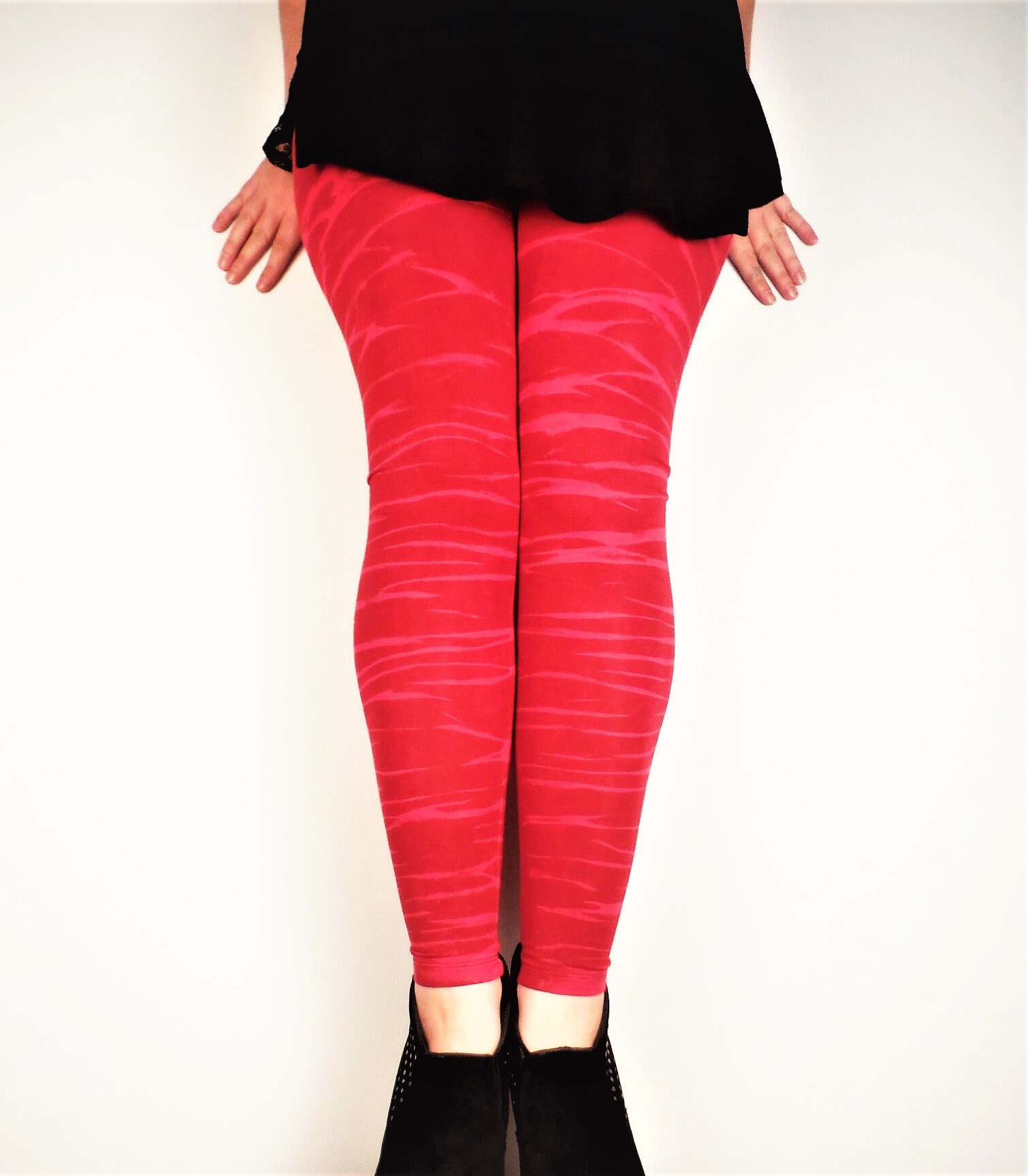 Rosa Rot Yoga Leggings Bleichmittel Handgefärbt Zebra Streifen Tiger Muster Damen Herren Unisex von BareCanvasClothing