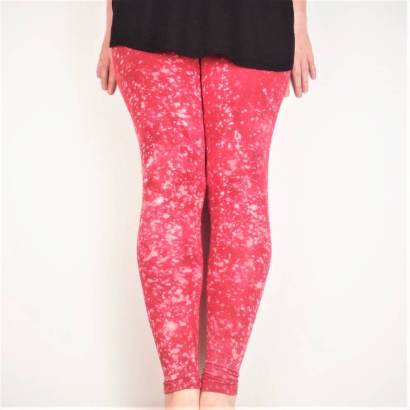 Rose Red Splash Gemustert Gebleicht Gefärbt Von Hand Yoga Leggings Damen Herren Unisex Meggings von BareCanvasClothing