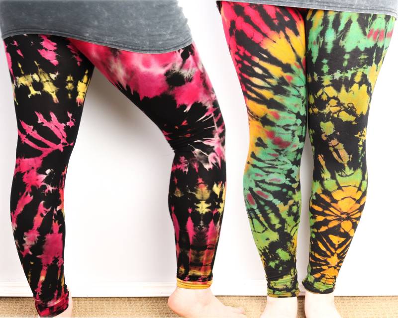 Schwarz Und Regenbogen Tie-Dye Leggings Boho Yoga Hose Unisex Meggings Damen Herren Bequem Stretch Fit von BareCanvasClothing