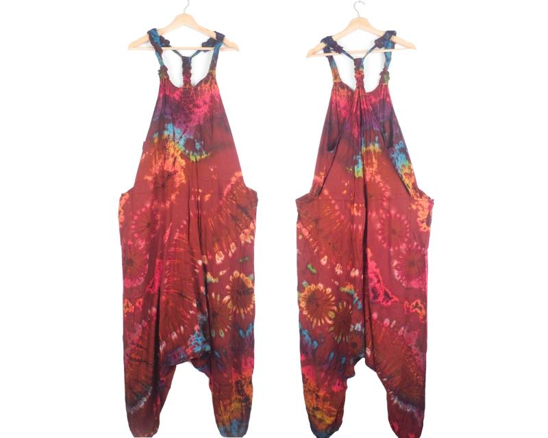 Tie Dye Overall Harem Bottom Festival Latzhose Ruby Rot Strampler Onesie Hippy Overalls Baggy Comfy Unisex von BareCanvasClothing