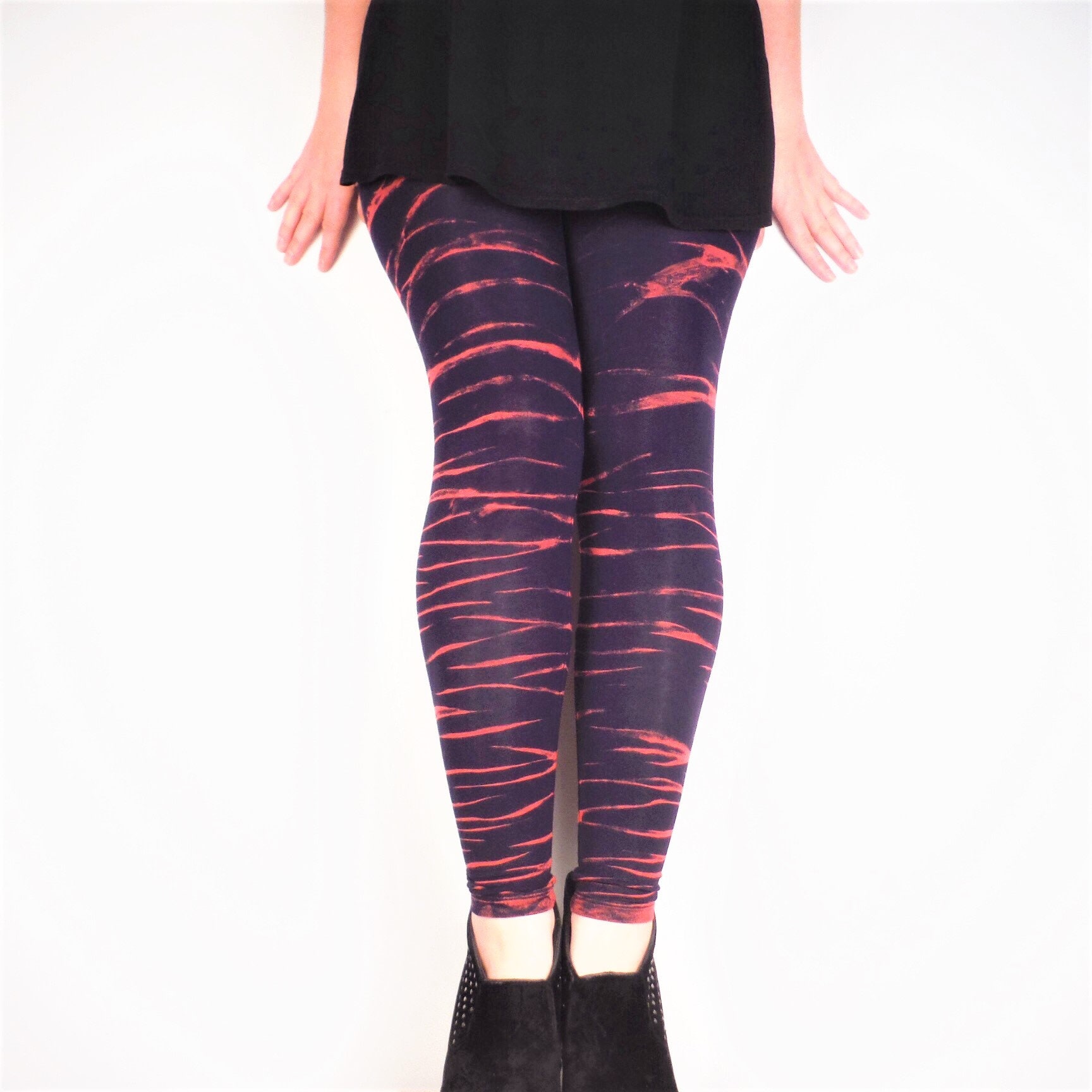 Yoga Leggings Dunkelblau Bleichen Hand Gefärbt Zebra Gemustert Tiger Damen Herren Unisex von BareCanvasClothing