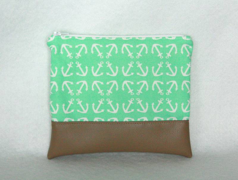 Anker-Print Reißverschluss-Etui Mit Vinyl-Akzent - Grün Und Weiß Anker-Print Reißverschluss-Etui Mit Vinyl-Akzent - Grün Und Weiß von BarefootBagShop