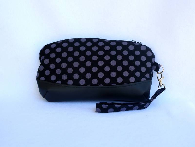 Black Wristlet Clutch Mit Faux Leder Accent-Black & Gray Polka Dot Black Wristlet Clutch Mit Faux Leder Accent-Black & Gray Polka Dot von BarefootBagShop