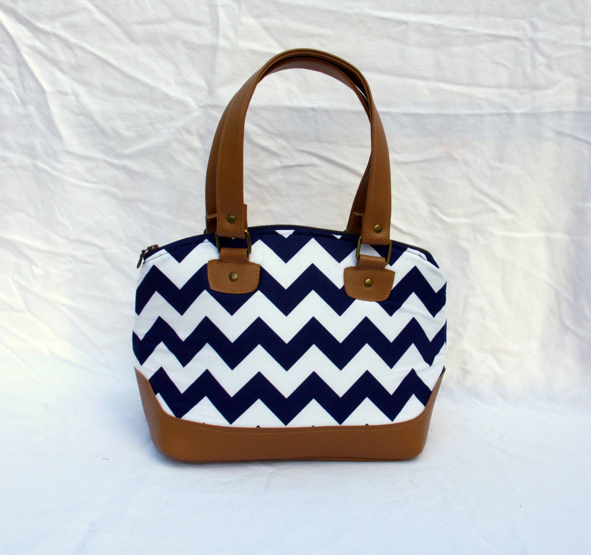 Chevron Handtasche - Lola Geldbörse in Marine Mit Tan Vinyl Chevron Handtasche - Lola Geldbörse in Marine Mit Tan Vinyl von BarefootBagShop