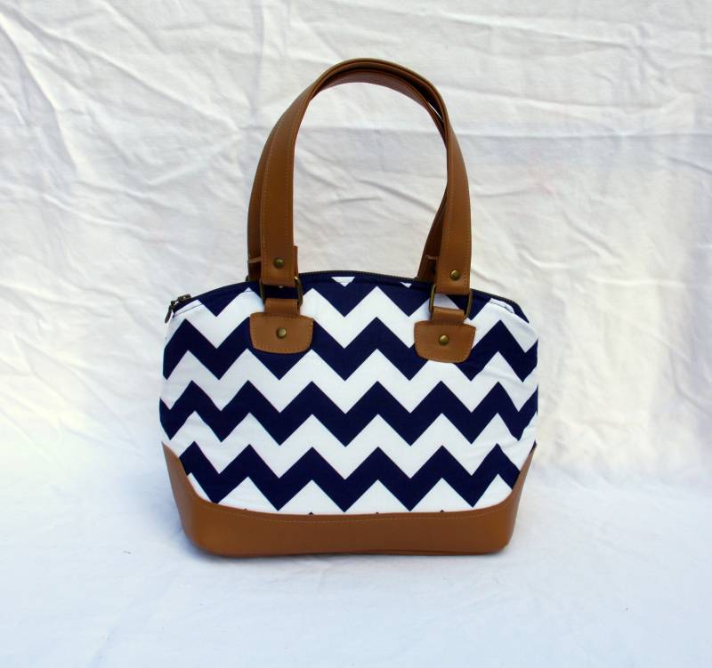 Chevron Handtasche - Lola Geldbörse in Marine Mit Tan Vinyl Chevron Handtasche - Lola Geldbörse in Marine Mit Tan Vinyl von BarefootBagShop