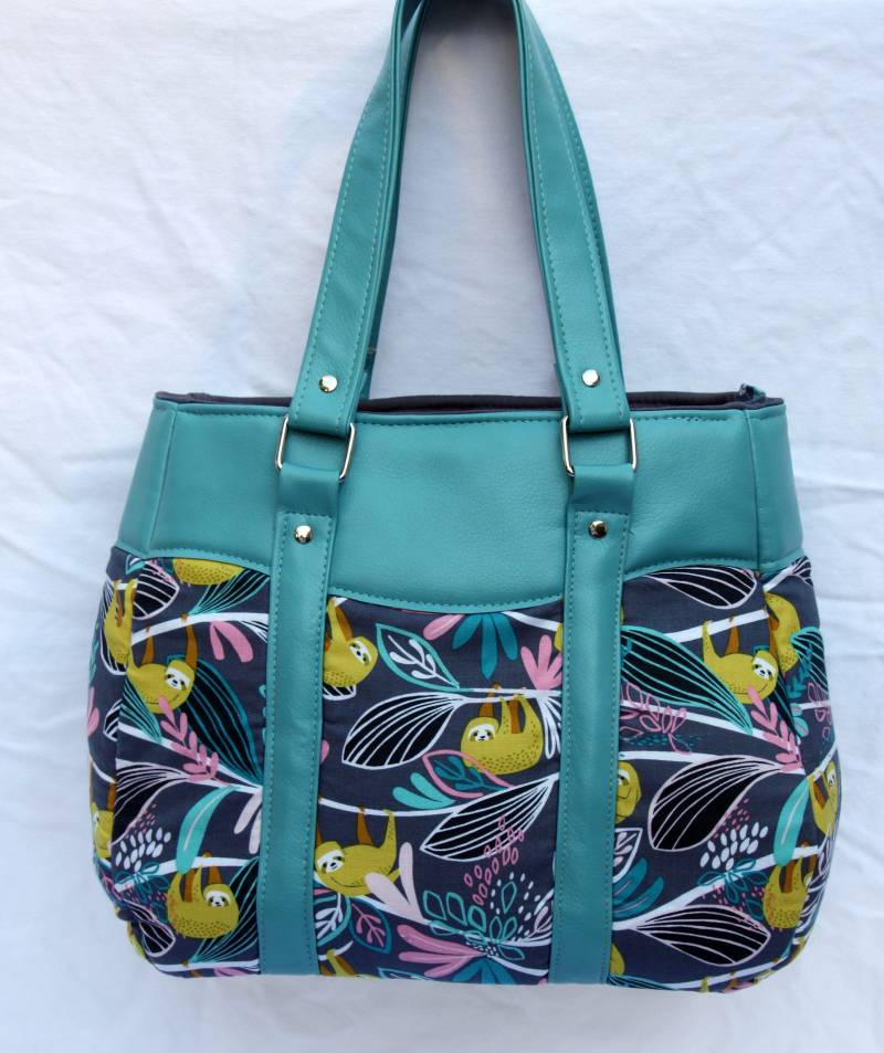 Evelyn Handtasche in Petrol/Vinyl Mit Faultier Print - Faultier-Handtasche Evelyn Handtasche in Petrol/Vinyl Mit Faultier Print - Faultier-Handtasche von BarefootBagShop