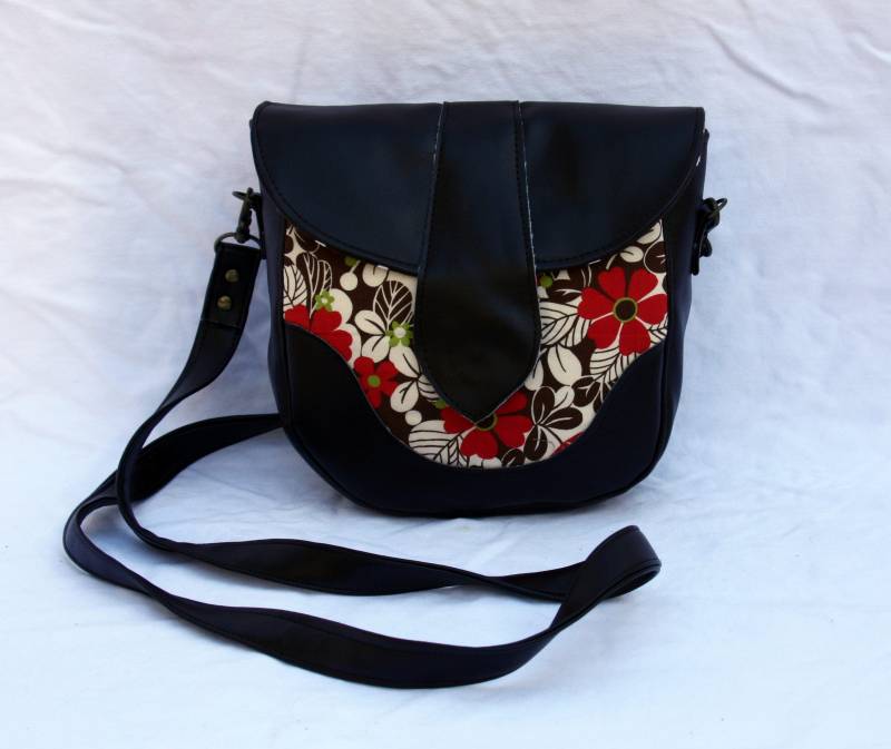 Kleine Umhängetasche - Dunkel Braunem Vinyl Und Blumen-Print Kleine Umhängetasche - Dunkel Braunem Vinyl Und Blumen-Print von BarefootBagShop