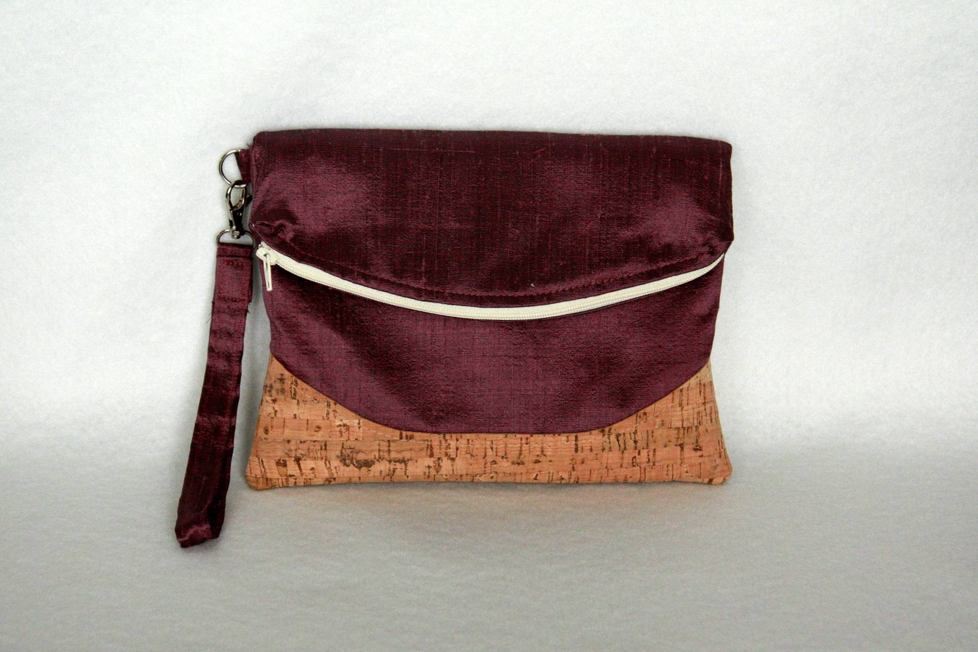 Kork Und Seide Foldover Armband - Heidi Clutch Aus Dupionseide Mit Kork-Akzent Kork Und Seide Foldover Armband - Heidi Clutch Aus Dupionseide Mit Kork-Akzent von BarefootBagShop