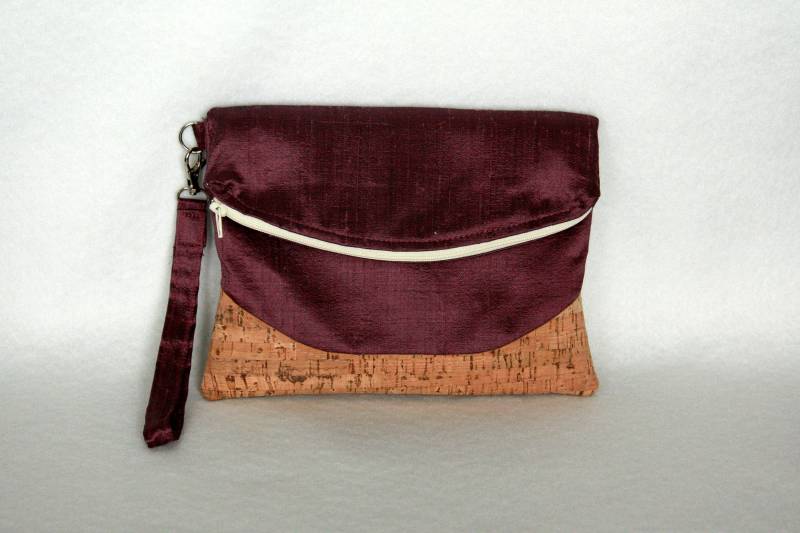 Kork Und Seide Foldover Armband - Heidi Clutch Aus Dupionseide Mit Kork-Akzent Kork Und Seide Foldover Armband - Heidi Clutch Aus Dupionseide Mit Kork-Akzent von BarefootBagShop