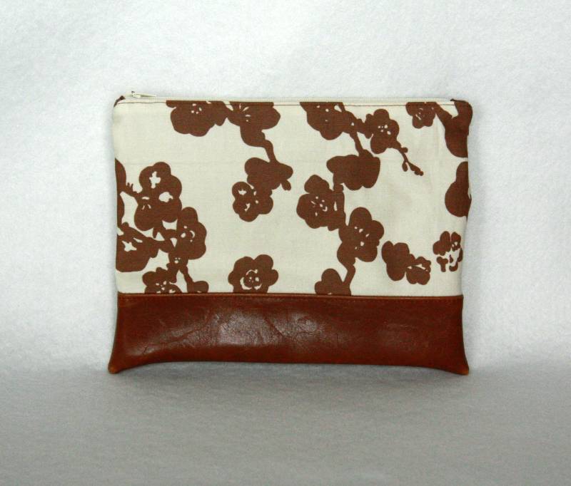 Reißverschluss-Etui Mit Vinyl-Akzent - Braun Und Creme Blumen Reißverschluss-Etui Mit Vinyl-Akzent - Braun Und Creme Blumen von BarefootBagShop