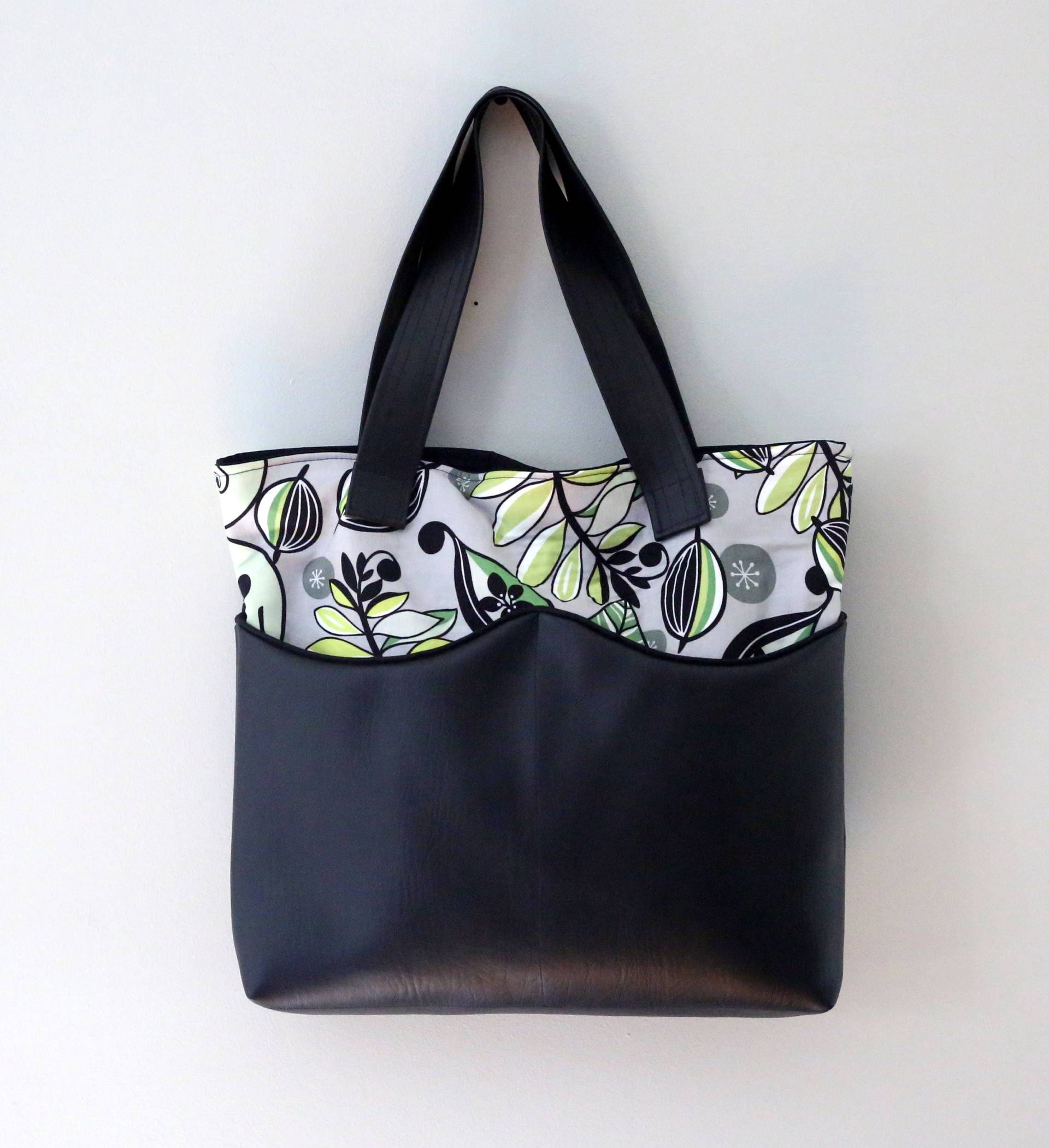 Vinyl Markt Tote Große Tasche in Schwarzem Kunstleder Mit Modernen Blumen-Print Vinyl Markt Tote Große Tasche in Schwarzem Kunstleder Mit Modernen Blumen-Print von BarefootBagShop