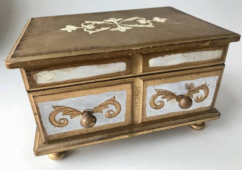 Vintage Japan Holz Musik Schmuckschatulle, Distressed Gold Schnitzereien von BargainSeekersIntl