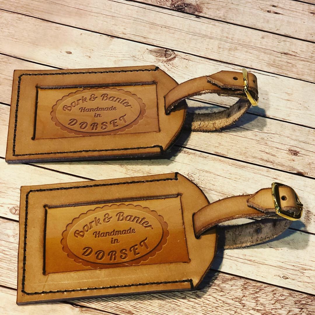 Leder Gepäcketikett, Ledertaschenanhänger, Gepäckband, Personalisiertes Geschenk Zum Dritten Jahrestag, Reisegeschenke, Ledertasche Leder Gepäcketikett, Ledertaschenanhänger, Gepäckband, Personalisiertes Geschenk Zum Dritten Jahrestag, Reisegeschenke, Ledertasche von BarkandBanterDorset