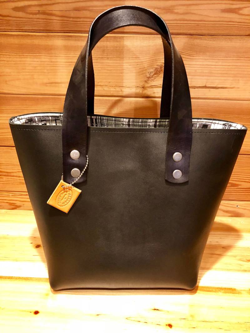 Schwarze Leder Handtasche, Gefütterte Ledertasche, Schwarze Bucket Bag, Handgemachte Echtleder Handtasche von BarkandBanterDorset
