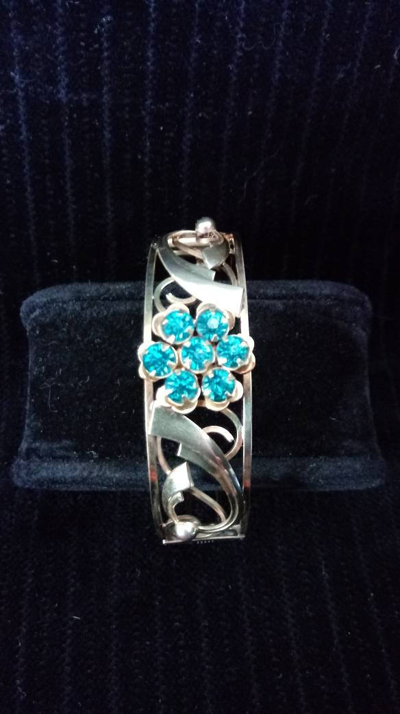 Vintage 12K Gold Filled Blumen Armreif Mit Klaren Türkisen Strasssteinen Vintage 12K Gold Filled Blumen Armreif Mit Klaren Türkisen Strasssteinen von BarnAttic