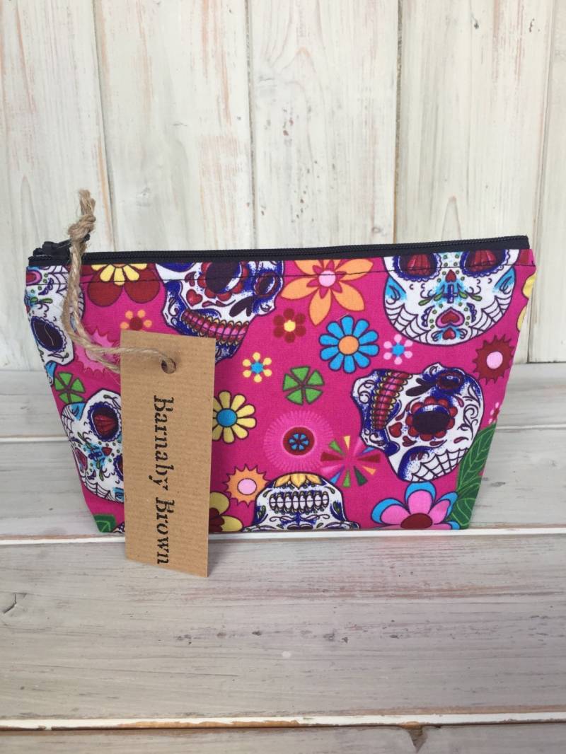 Kleine Candy Skull Make Up Tasche, Kosmetiktasche, Kulturtasche, Reißverschluss Pouch, Kulturbeutel, Geldbörse, Accessoire Tasche, Stoff von BarnabyBrownBoutique