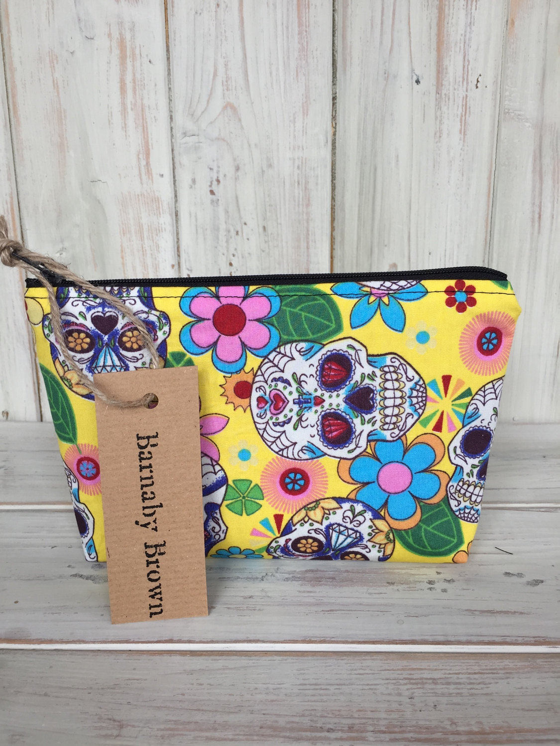 Kleine Make Up Tasche, Kosmetiktasche, Kulturtasche, Reißverschlusstasche, Geldbeutel, Accessoire Tasche, Stoff, Handgemacht, Candy Skull Stoff von BarnabyBrownBoutique