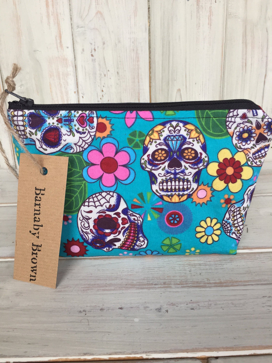 Kleine Make Up Tasche, Kosmetiktasche, Kulturtasche, Reißverschlusstasche, Geldbeutel, Accessoire Tasche, Stoff, Handgemacht, Candy Skull Stoff von BarnabyBrownBoutique