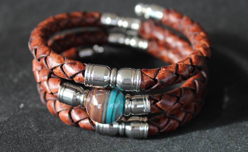 Handgefertigte Lampwork Perlen Auf 6mm Hochwertigem Lederband Mit Memory-Draht. Stapelbares Armband von BarnesBeadShop