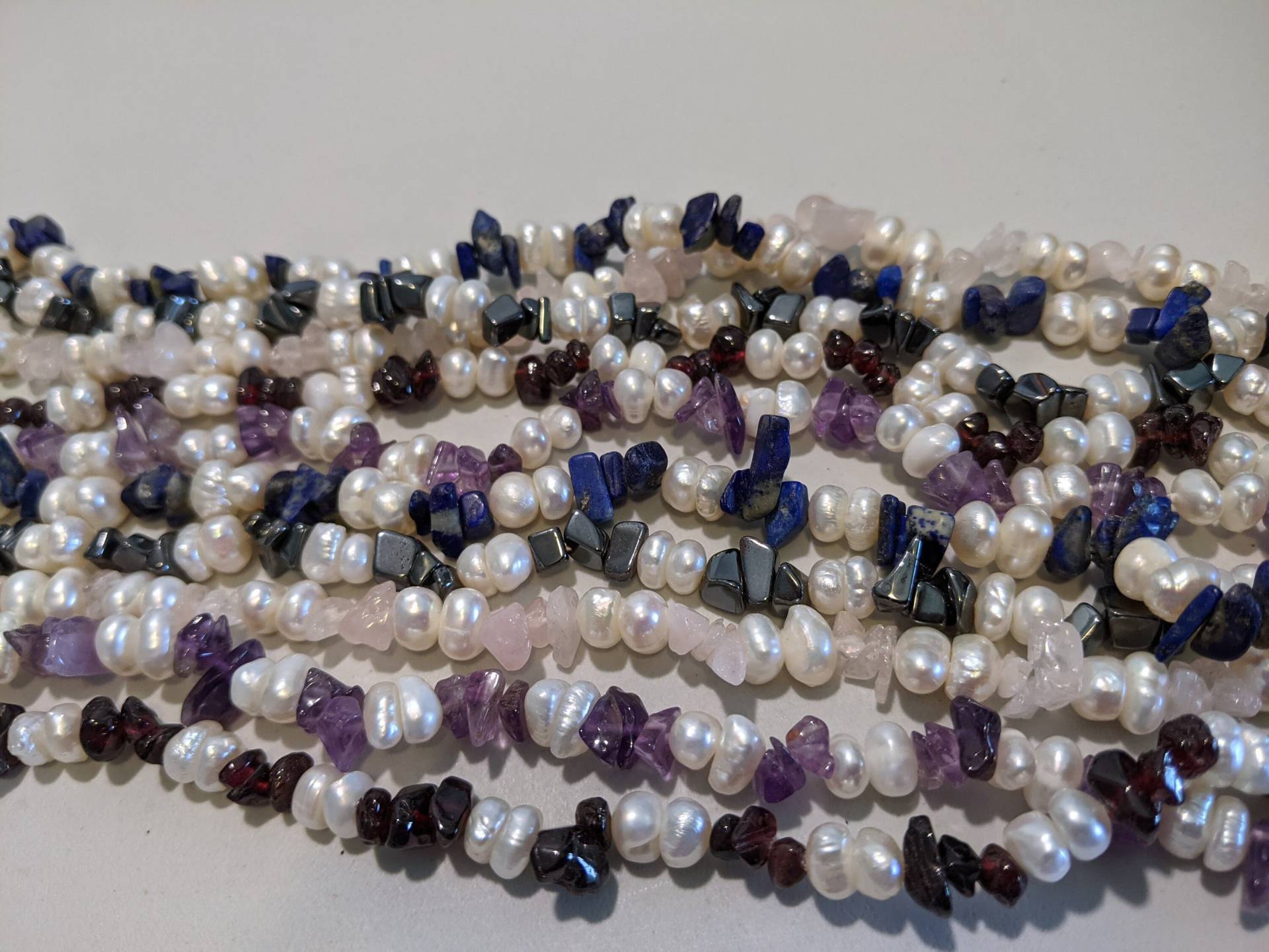Natursteinkette, 35 cm Großer Edelsteinsplitter Und Perlenkette. Erhältlich in Hämatit, Sodalith, Amethyst, Rosenquarz Rubin Natursteinkette, 35 cm Großer Edelsteinsplitter Und Perlenkette. Erhältlich in Hämatit, Sodalith, Amethyst, Rosenquarz Rubin von BarnesBeadShop
