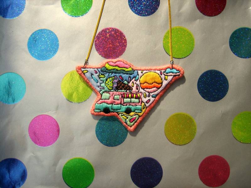 Bestickte „Eiscreme"-Halskette von Barneylaflaque