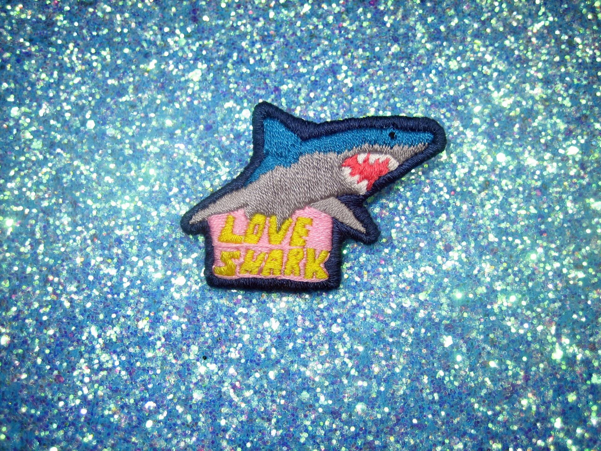 Brosche "Liebe Hai" Bestickt von Barneylaflaque