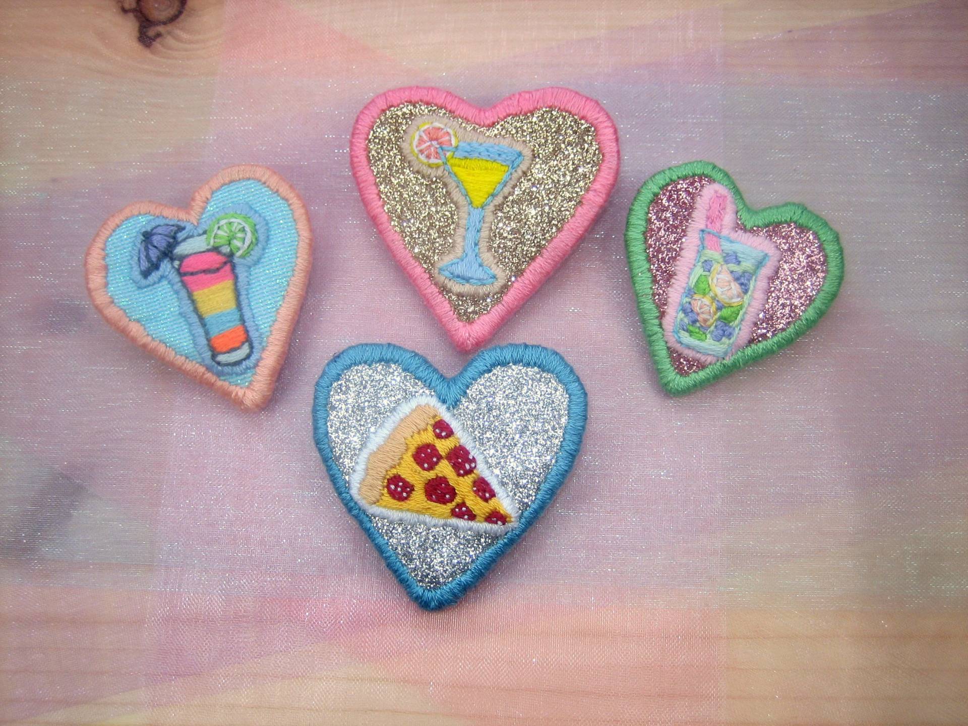 Gestickte „I Love"-Herzbroschen von Barneylaflaque