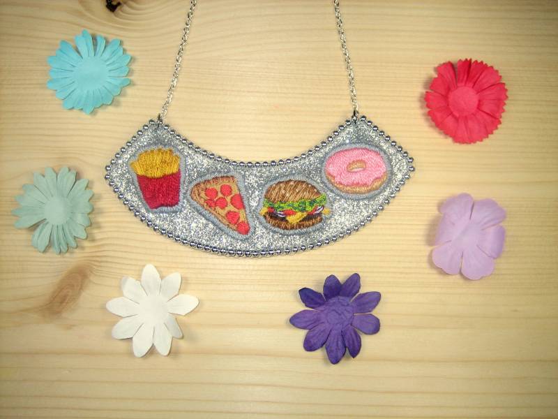 Gestickte „Junk Food"-Halskette von Barneylaflaque