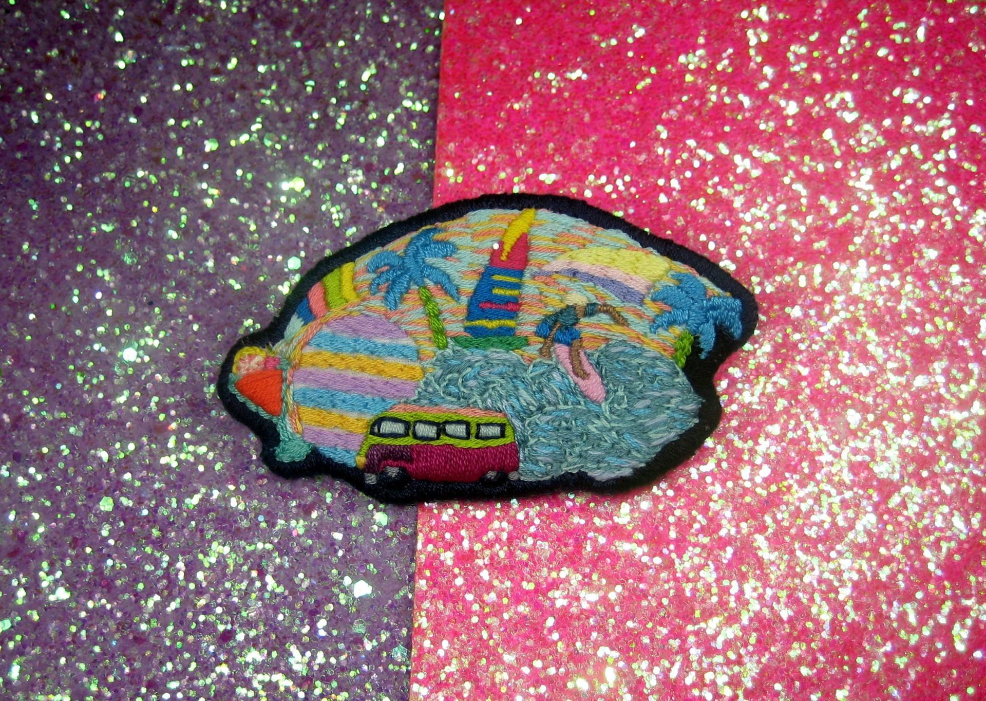 Gestickte Anstecknadel „Surfen in Honolulu" von Barneylaflaque