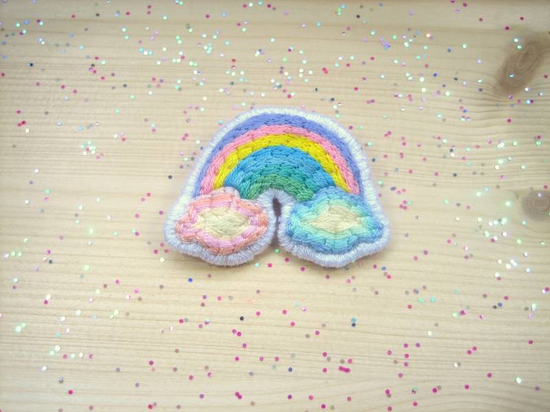Gestickte Brosche „Regenbogen" von Barneylaflaque