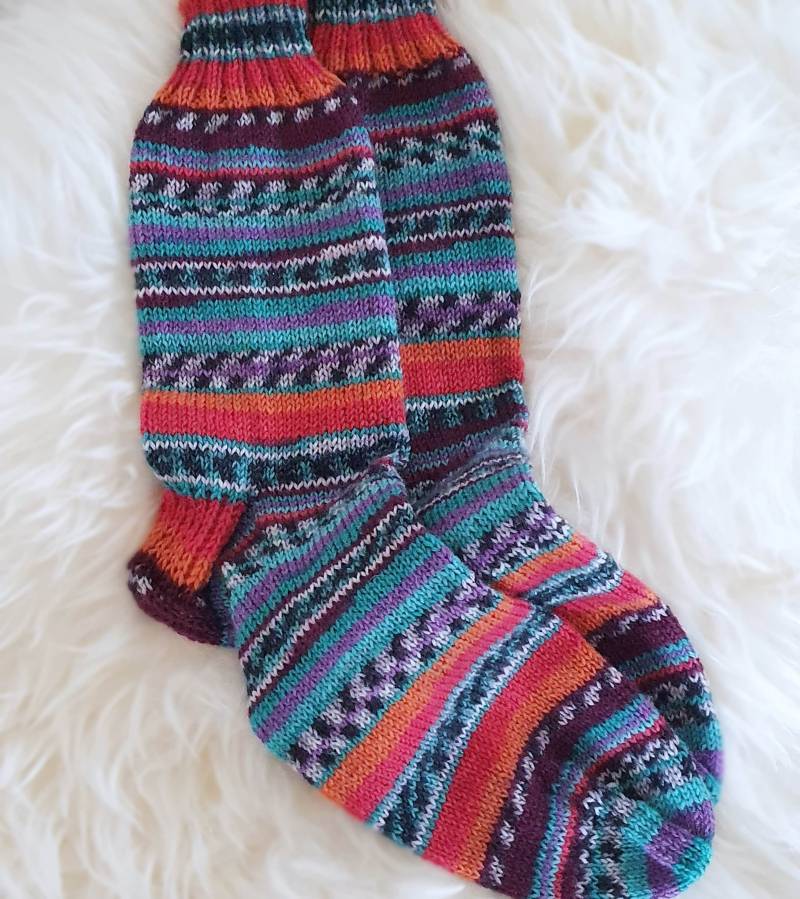 Handgestrickte Socken in Gr. 38/39, Strümpfe Aus Wolle Dunkelrot Orange Lila, Wollsocken Mit Bunten Ringeln, Warme Stricksocken Sh5930 Handgestrickte Socken in Gr. 38/39, Strümpfe Aus Wolle Dunkelrot Orange Lila, Wollsocken Mit Bunten Ringeln, Warme Stricksocken Sh5930 von BarosaVintage