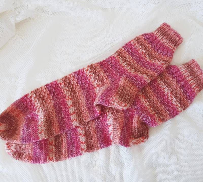 Socken Größe 40/41 Ringelsocken Mit Muster, Handgestrickte Strümpfe Aus Wolle in Beere Aubergine Orange Weiß, Geringelte Wollsocken Sh5904 von BarosaVintage