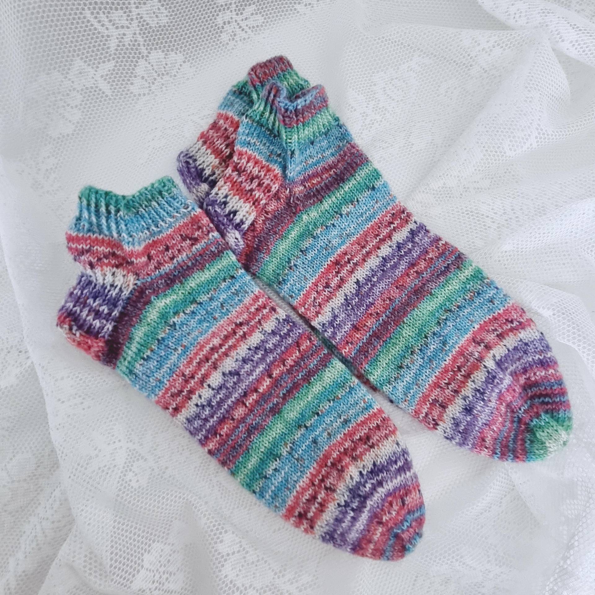 Socken Sneaker in Größe 40/41, Handgestrickte Strümpfe, Söckchen Aus Wolle Rot Grün Blau Und Lila, Ringelsocken Sh5919 von BarosaVintage
