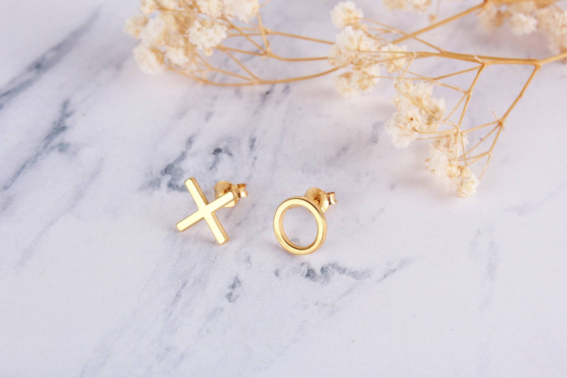 14K Solid Gold Xo Ohrstecker, Erste Ohrring Umarmungen Und Küsse, Valentinstag Ohrringe, 14K Geschenk Für Sie, Muttertagsgeschenke von BarrettBenitoJewelry