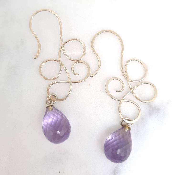 Amethyst Briolette Hängeohrringe Mit Gold Filled Fancy Swirl Ohrhaken von BarrineDesigns
