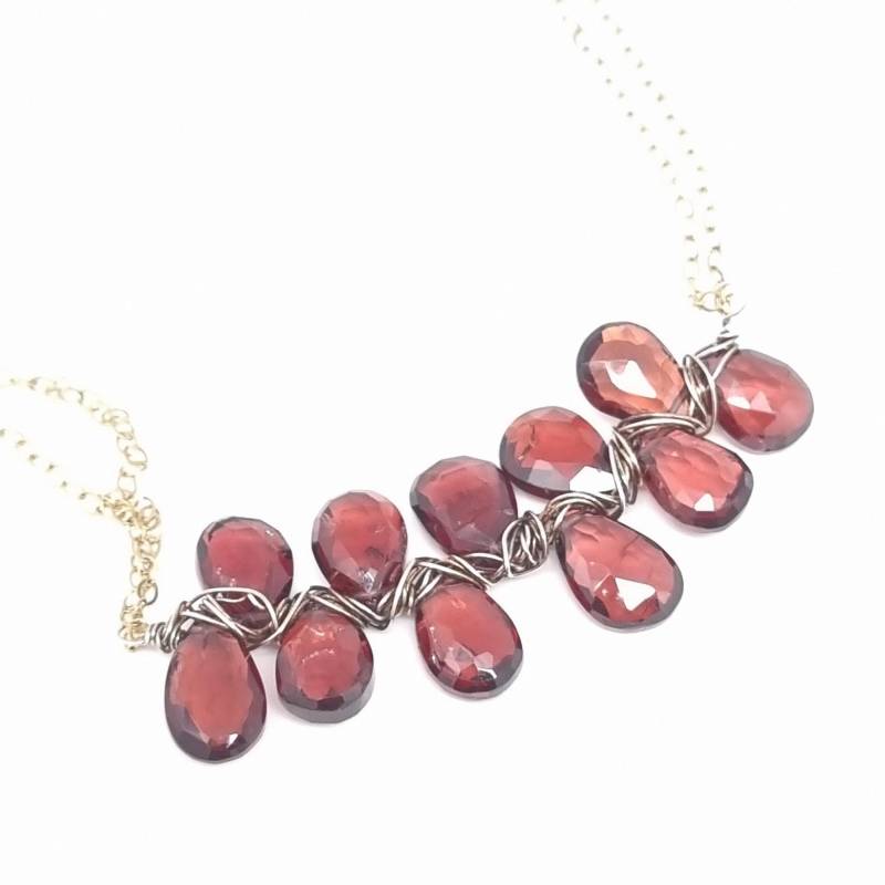 Granat Und Gold Filled Wire Wrapped Halskette von BarrineDesigns