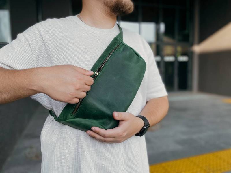 Grüne Leder-Fanny-Packung Für Männer - Personalisierte Leder-Hüfttasche, Sling-Tasche, Taillentasche, Vielseitig Und Stilvoll von BartBag