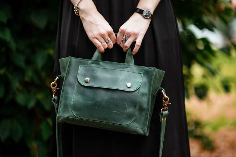 Personalisierte Grüne Leder-Einkaufstasche Für Frauen | Mittelgroße Messenger-Tasche Mit Tragegriff Oben von BartBag