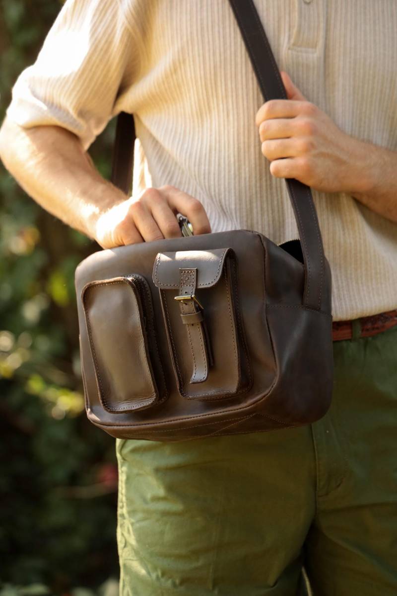 Personalisierte Ledertasche Für Männer | Braune Umhängetasche Herren Kameratasche Handgefertigtes Ledergeschenk von BartBag