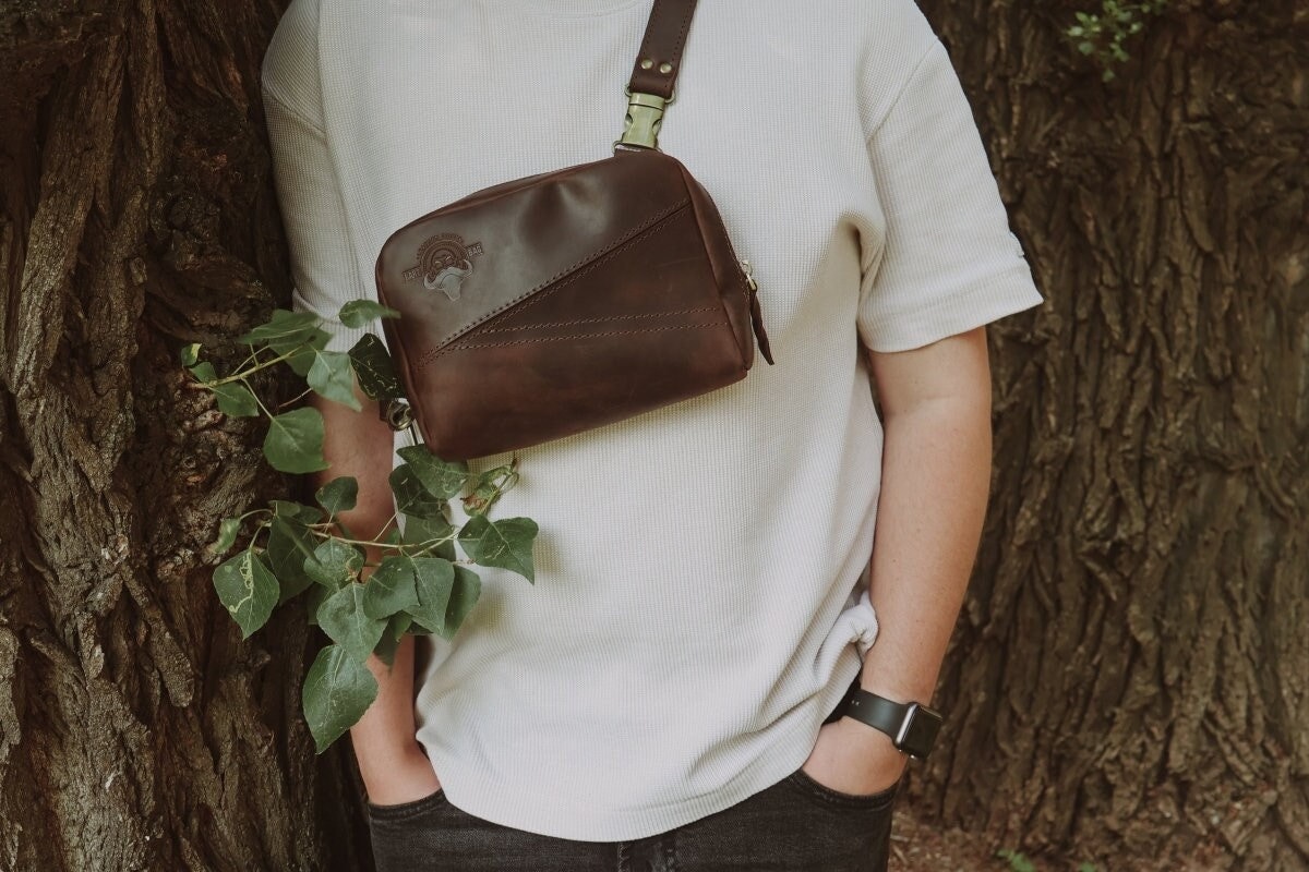 Umhängetasche Aus Crazy Horse Leder - Brusttasche Kleine Crossbody-Schultertasche von BartBag